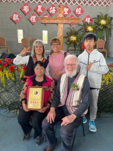 我(Paul)和Manias牧師四代家人合影 (2024-03-16)