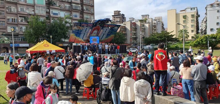 文山有愛公益園遊會現場,民眾聚集聆聽舞台活動